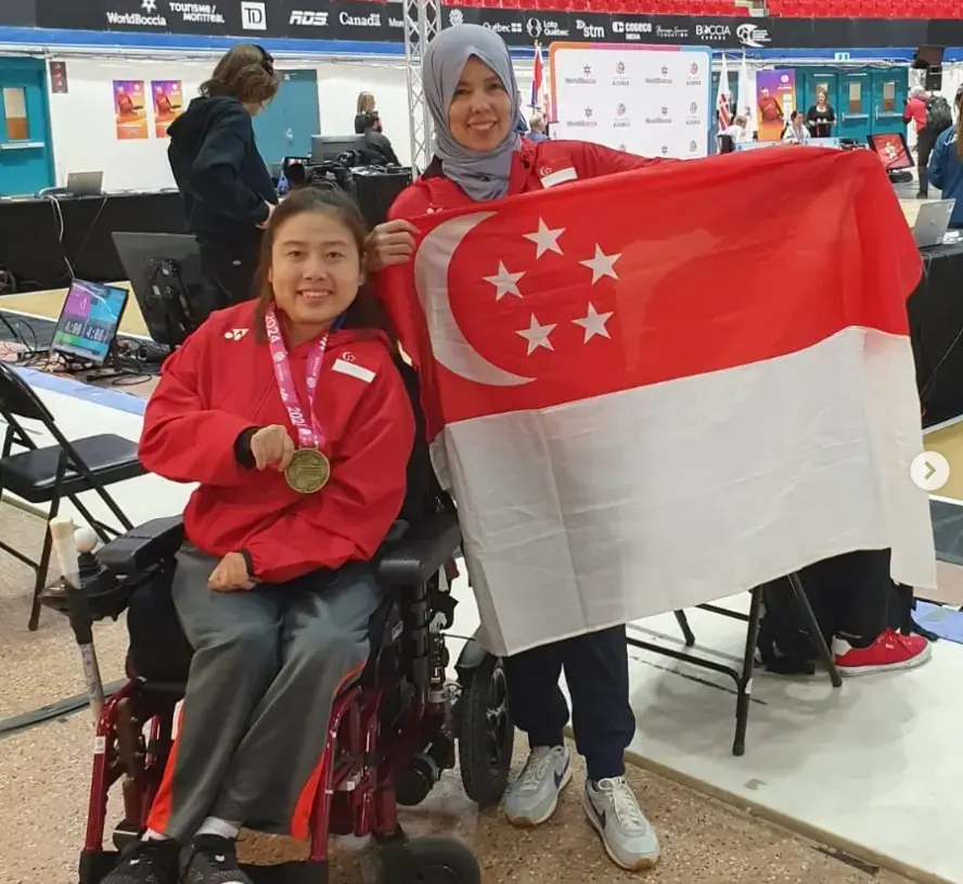 Jeralyn Tan and coach Yurnita Omar (R)