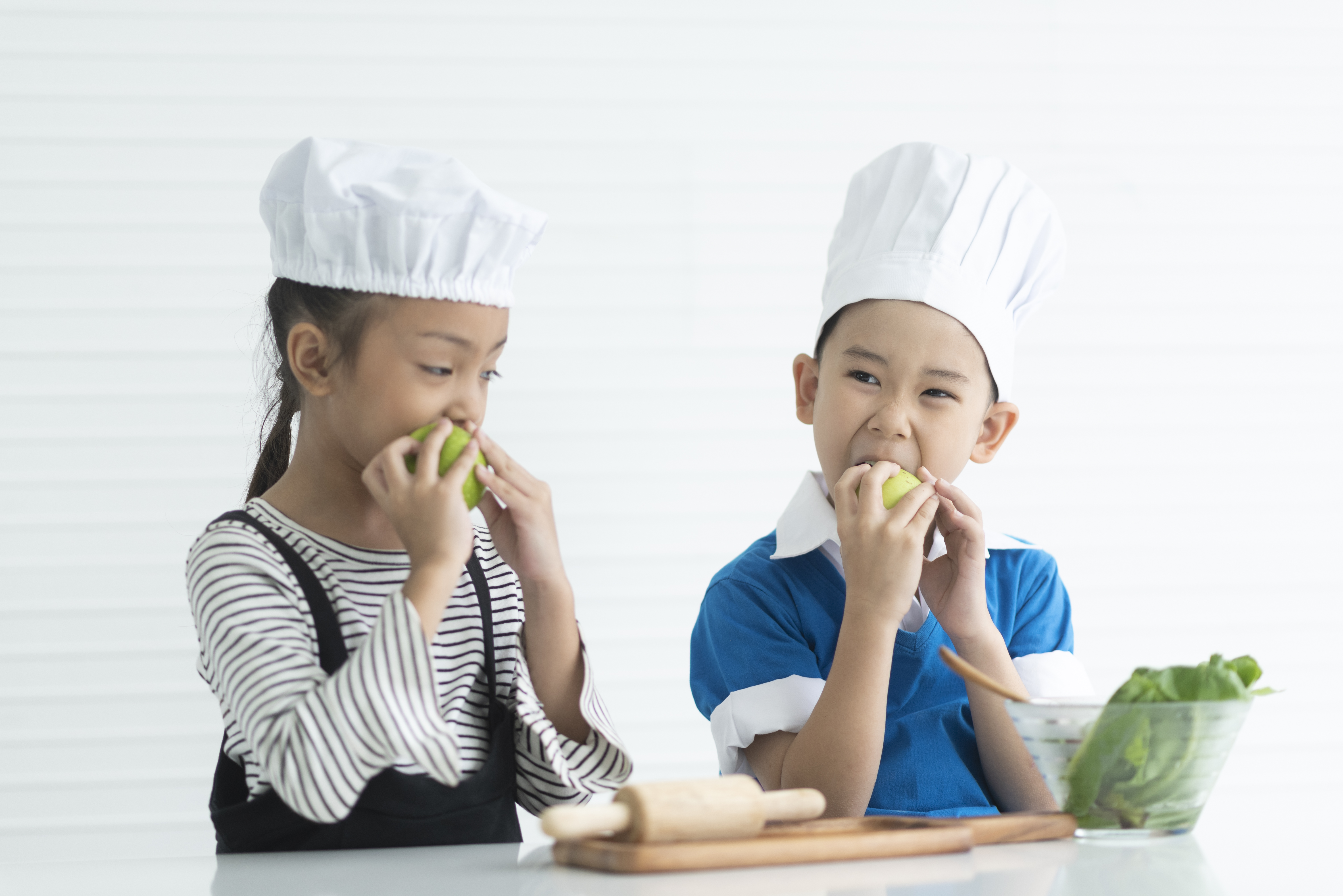 children-eating-green-apples-kitchen-concept-2022-12-16-02-59-50-utc